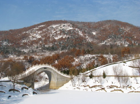 冰城哈爾濱、童話雪鄉(xiāng)、朝鮮民俗村、亞布力孔雀園、激情滑雪雙飛5日游